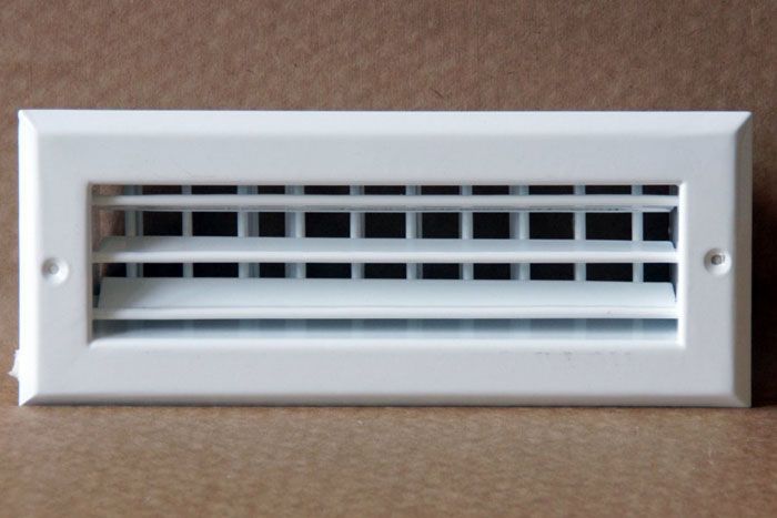 Fechando a grade de ventilação