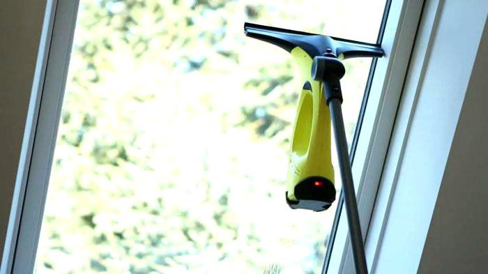 Lavare i vetri con un aspirapolvere Karcher utilizzando un'asta di prolunga