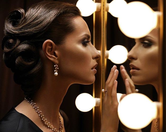 Illuminated makeup mirror