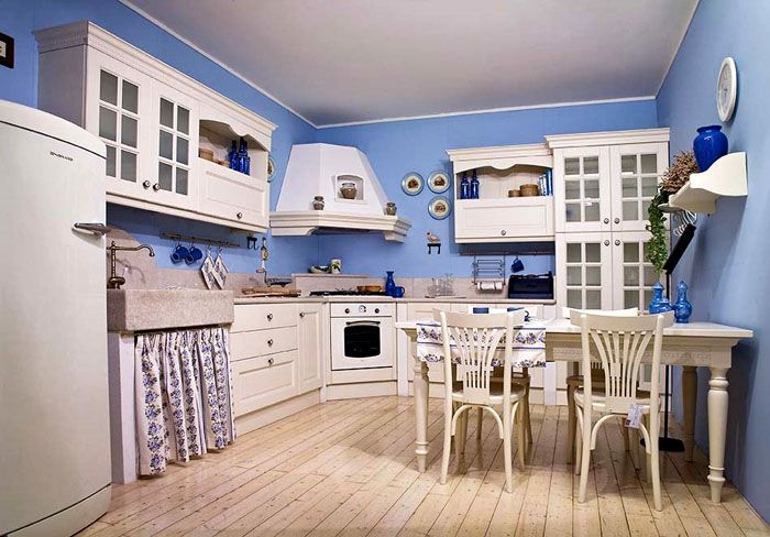 สีน้ำเงินหลายเฉดทำให้การตกแต่งภายในมีชีวิตชีวา