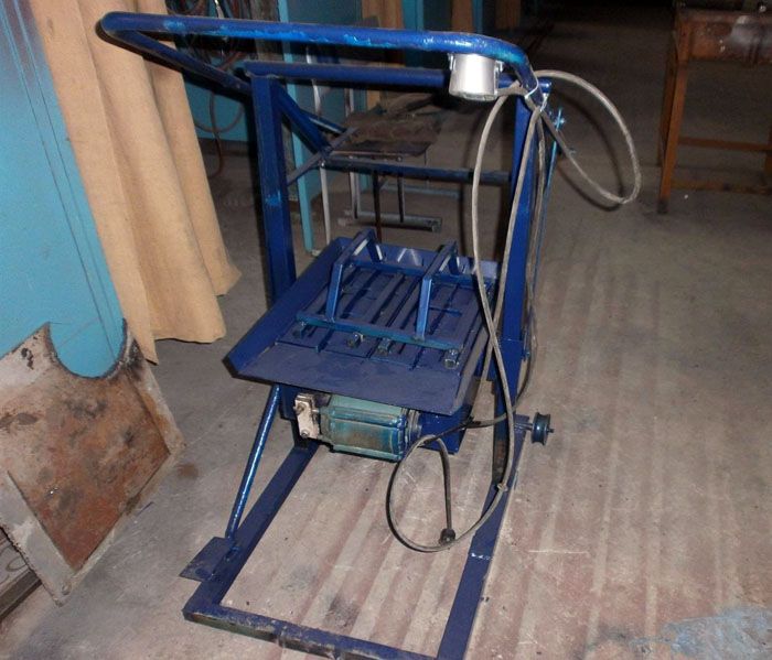 Малка машина за направа на блокове струва между 18-30 хиляди рубли