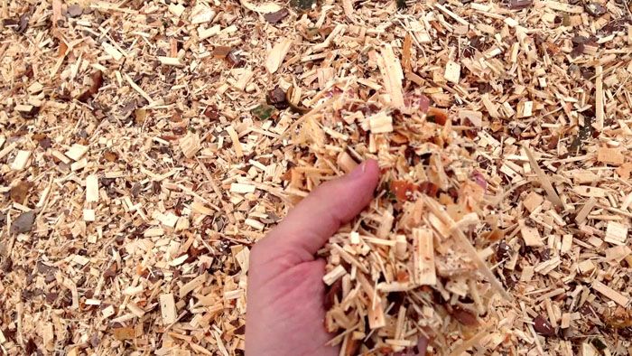 Дървените стърготини, дървени стърготини и стърготини също могат да се използват като пълнител. За пакета можете да използвате материала под ръка
