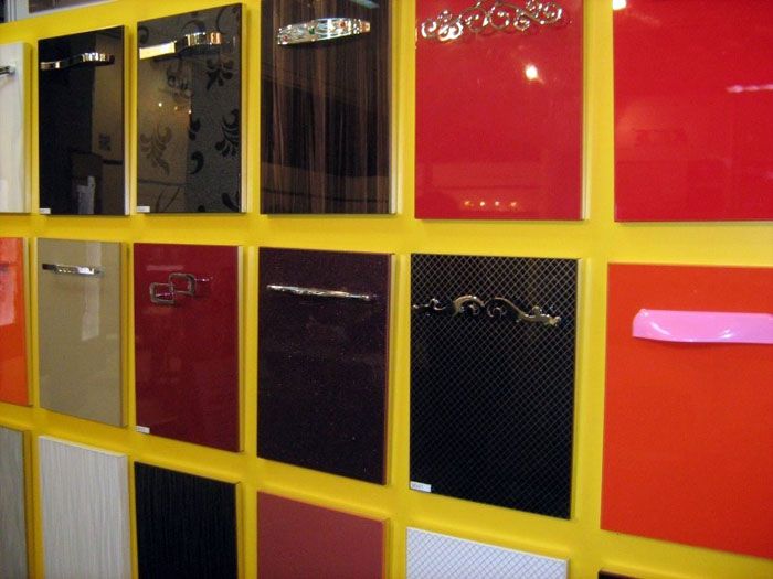 Filem PVC digunakan untuk membuat permukaan berkilat dan matte, corak unik, tiruan logam, kayu, batu