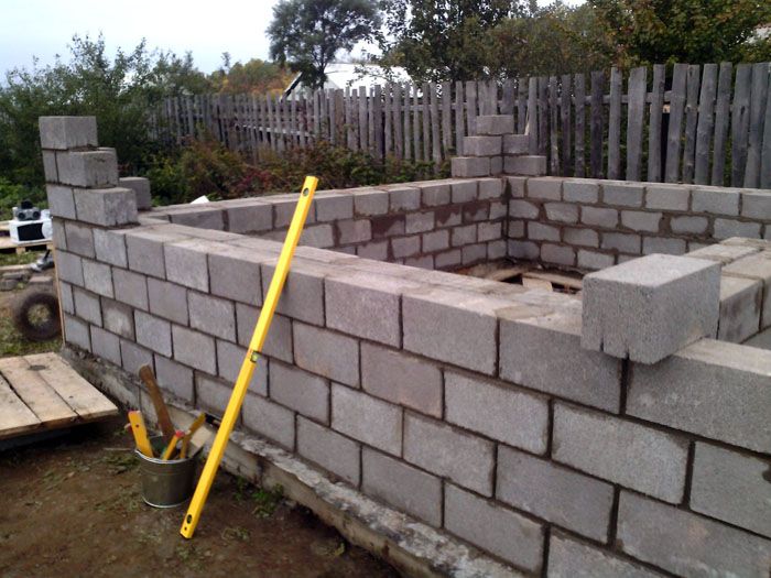 Вертикалността на зидарията трябва постоянно да се проверява от нивото на сградата.