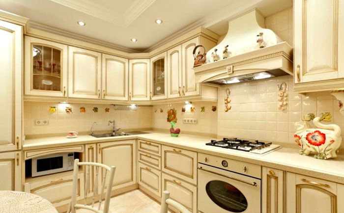 ฝ้าเพดานยิปซั่มสองระดับที่ถูกระงับเหมาะสำหรับการติดตั้งไฟสปอร์ตไลท์แบบปิดภาคเรียน