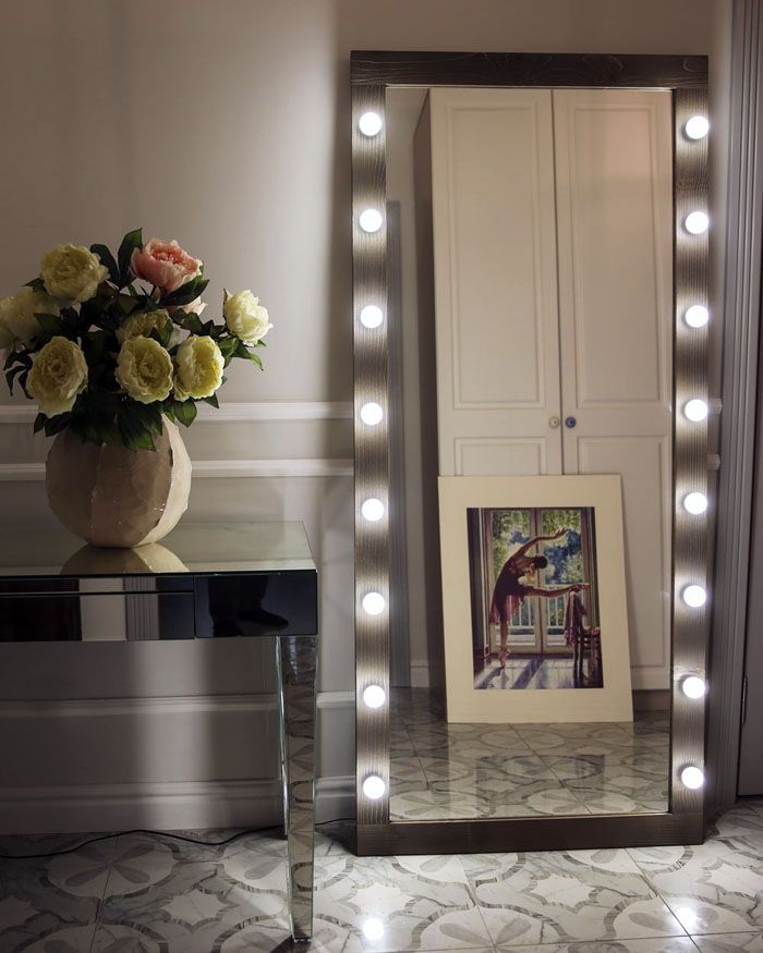 Perfectly integrated mirror refreshes the room