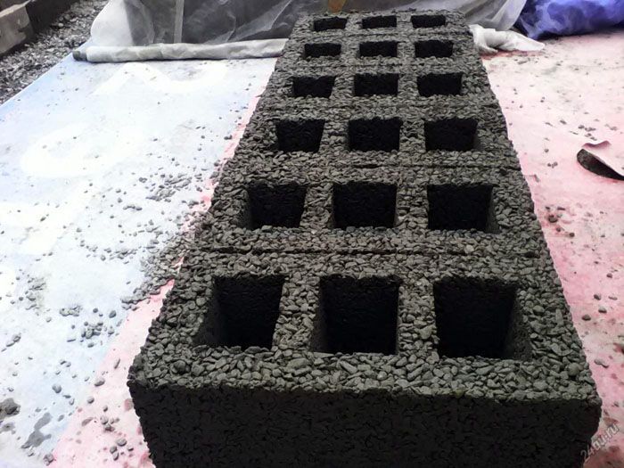 Техническите характеристики на този строителен материал пряко зависят от вида на пълнителя. Най-трайни са блокове от развалини и камъчета.