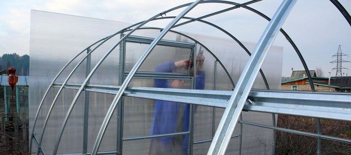 Strength is increased using complex shapes that form stiffening ribs