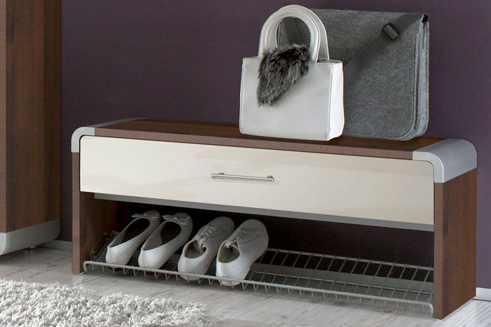 Şemsiyeler gibi dikey eşyaları koymak için kullanılabildiği için uzun bir çekmece çekicidir. Ek olarak, dar bir bank uzun bir koridorda çok az yer kaplayacaktır.