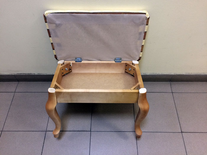 Güzel bir çekmeceli küçük puf