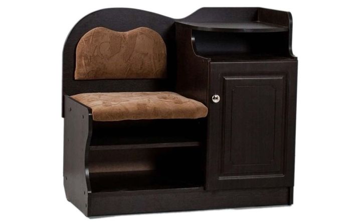 Tekli koltuk bankı: Ayakkabılarımızı giyiyoruz ve yanında rafta bir el çantası var ve bir cep telefonu var