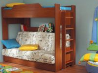 Отвореният рафт над гърба е идеален за неща, които често се използват