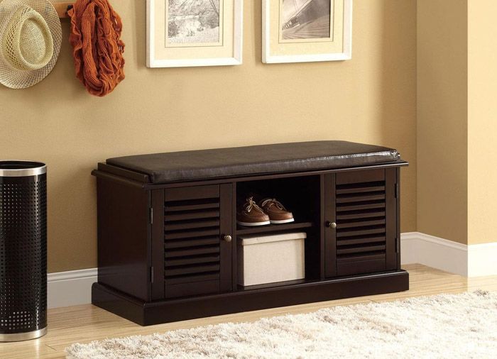 Koridorda bir ayakkabı rafı. Kapalı oluklu kapılar ayakkabılar için iyi havalandırma sağlar