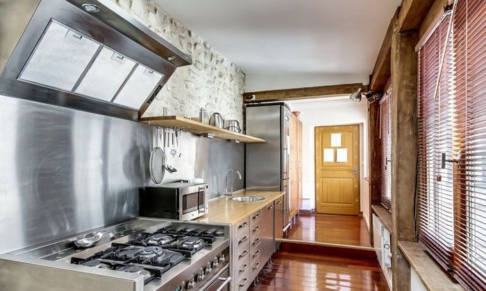 Susunan linear unit dapur digunakan di bilik yang sempit dan panjang