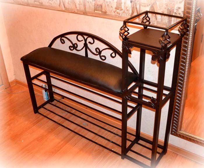 Süslü desenlerin hafifliği, küçük şeyler için raflar ve açık tip ayakkabılar için raf ve rahat bir koltuk - bu tür ürünler uzun süre hizmet eder ve güzelliği ile göze hitap eder