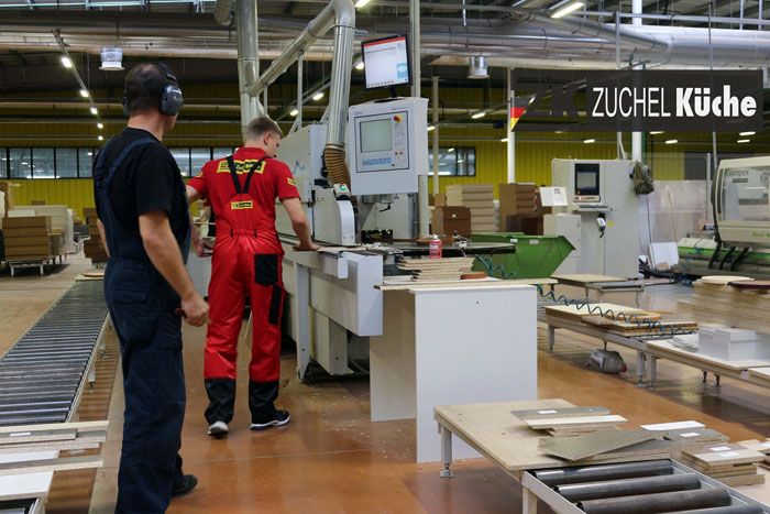 Peralatan teknologi moden membolehkan mengatur pengeluaran set perabot dengan kos yang minimum.