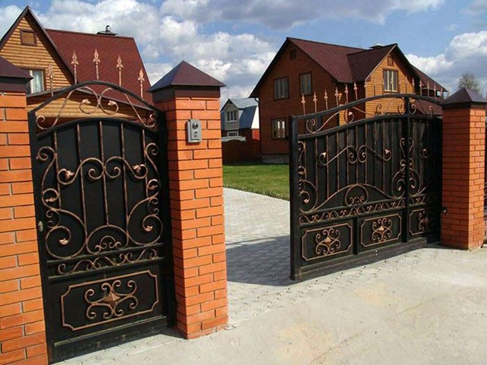 ระบบประตูโลหะปลอมแบบเลื่อนมีช่องรองรับกรอบที่มีการออกแบบภายในและกลไกการทำงานพร้อมลูกกลิ้งที่รับผิดชอบในการเคลื่อนย้ายเฟรม