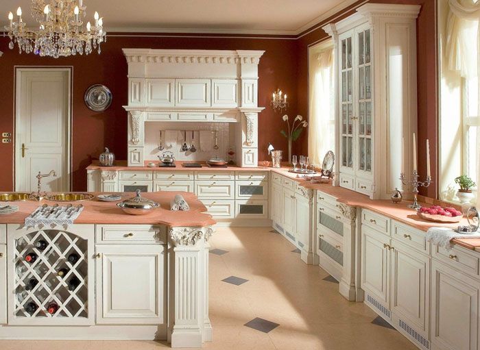 Gaya Empayar yang mewah dicirikan oleh unsur-unsur kompleks dalam hiasan fasad. Candelier yang mahal dengan loket kristal akan melengkapkan bahagian dalam dengan harmoni.