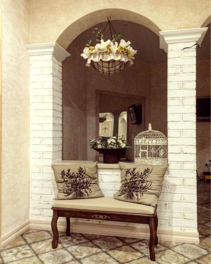 Ahşap bir kanepe, sahiplere o kadar düşkün olabilir ki, sadece akşamları üzerine oturmak için sürekli odadan odaya dolaşır.