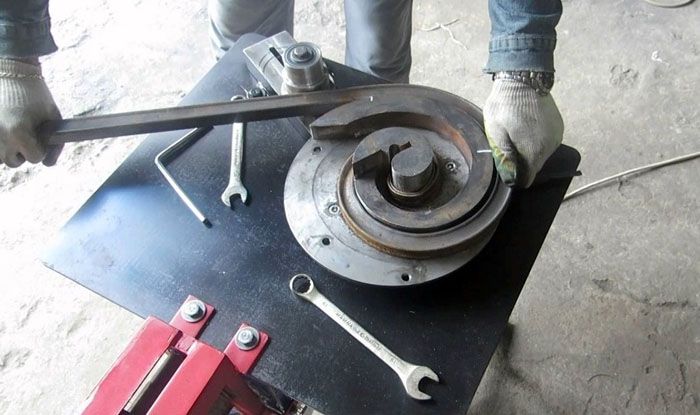 การดัดโลหะด้วยตนเองนั้นยากกว่า แต่ถ้าคุณทำเพียงประตูเดียวคุณสามารถรับมือกับงานนี้ได้ด้วยตนเองโดยเสียค่าใช้จ่ายเพียงเล็กน้อยโดยใช้อุปกรณ์ขนาดเล็กและเครื่องมือธรรมดา