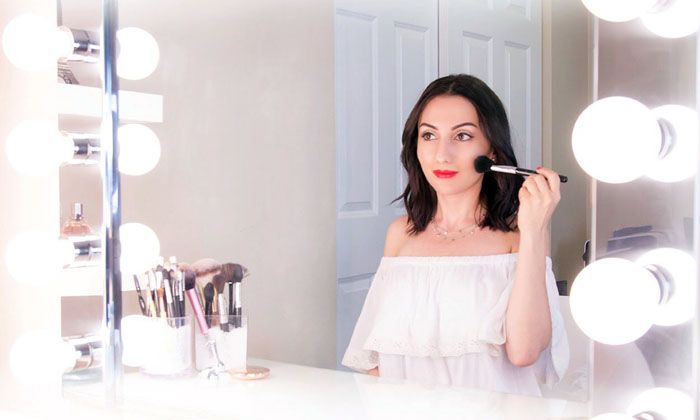 Perimeter light eliminates unnecessary shadows and evenly falls on the face