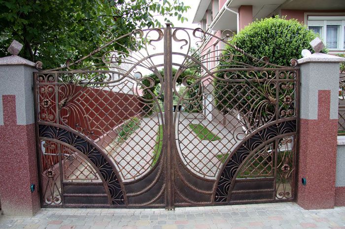 ในการเปิดประตูสวิงโดยอัตโนมัติจะมีการติดตั้งคันโยกหรือไดรฟ์เชิงเส้น