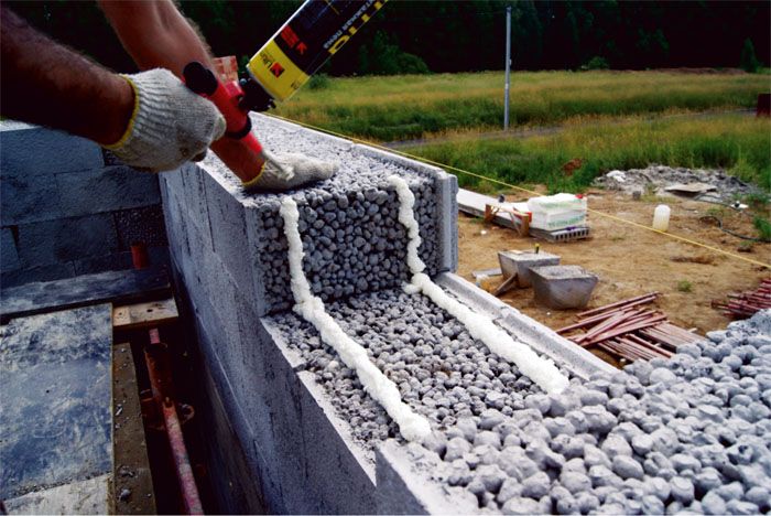 Помислете, преди да вземете решение за конструкция от шлакоблок. Такива къщи се нуждаят от допълнителни мерки за защита, тяхното изграждане трябва да се държи под строг контрол, като се има предвид свиването и саморазрушаването на блокове