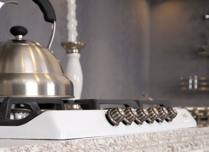 สามารถพบเตาแก๊สพร้อมส่วนควบคุมที่เข้ากับสไตล์โพรวองซ์