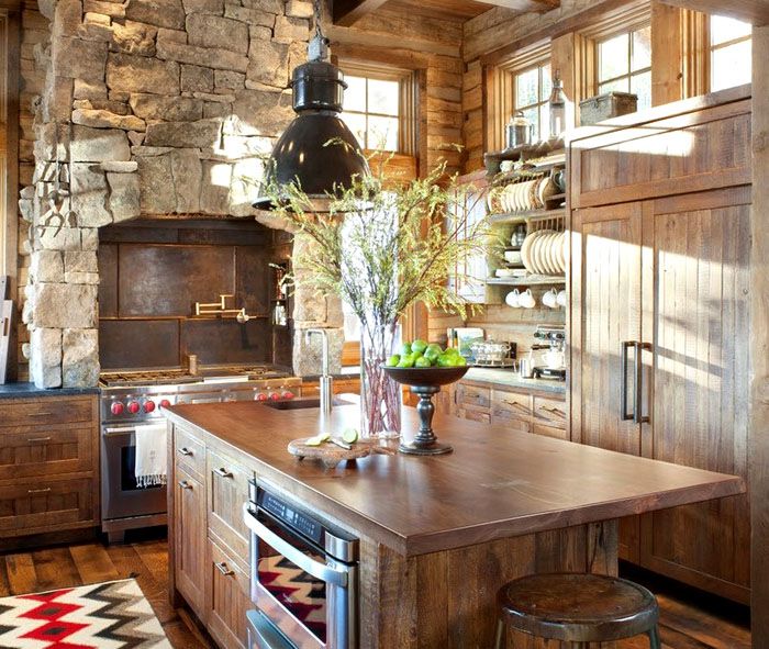 Kompor gas, dengan panel keluli tahan karat yang sepadan, dilengkapi dengan portal batu kasar untuk meniru perapian. Tudung moden yang cekap tersembunyi di dalam struktur