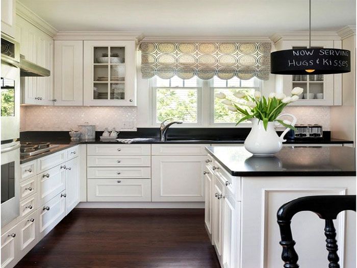 คอนทราสต์ดูงดงาม เคาน์เตอร์ที่ทำจากหินเทียมสีดำพื้นไม้สีเข้มการตกแต่งเก้าอี้และโคมไฟที่เหมาะสมเหมาะอย่างยิ่งกับฐานดังกล่าว