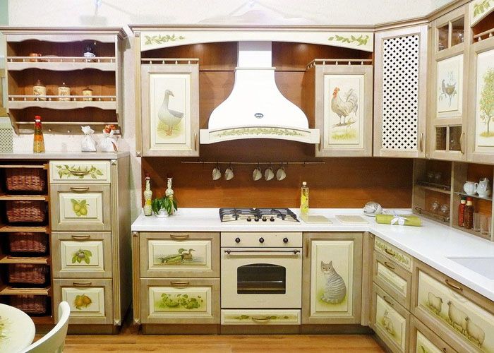 Dengan menggunakan teknologi decoupage pada fasad, anda boleh membuat gambar dalam gaya Provence