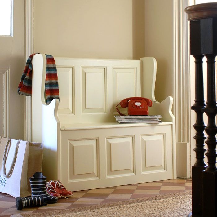 Beyaza boyanmış ahşap, hafifliği, sadeliği ve işçiliği ile büyülüyor.