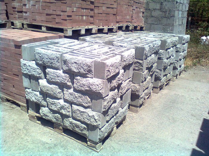 Рядко се използват декоративни шлакоблокове - има много други материали за фасадна декорация, които изглеждат по-представителни