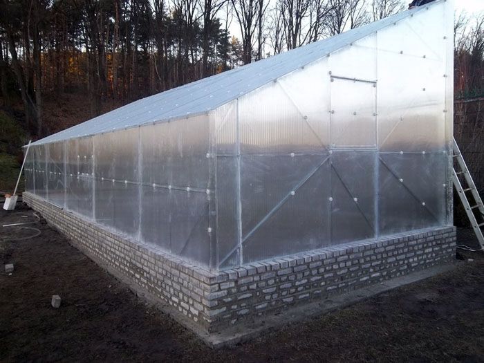 The single-slope structure can be mounted separately on the site. This option simplifies the correct orientation, taking into account the cardinal points.