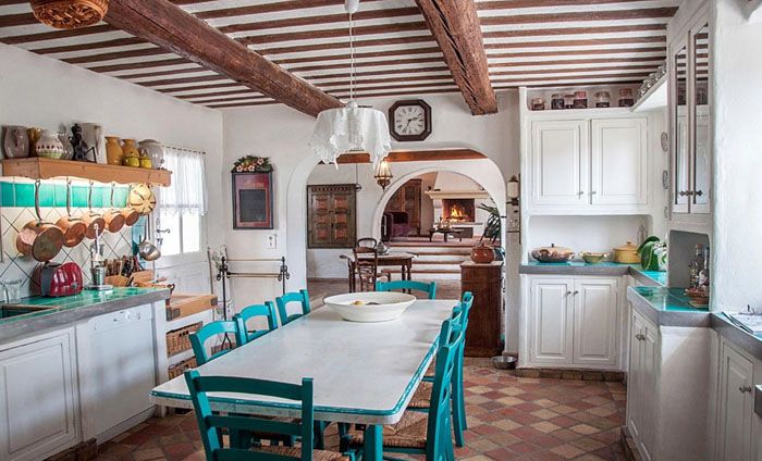 เทอร์ควอยซ์และสีขาว - เป็นการผสมผสานที่ดีกับรายละเอียดสีน้ำตาลขนาดใหญ่จากไม้ธรรมชาติ