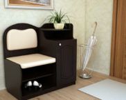 ม้านั่งในห้องโถงพร้อมที่นั่งและพนักพิง