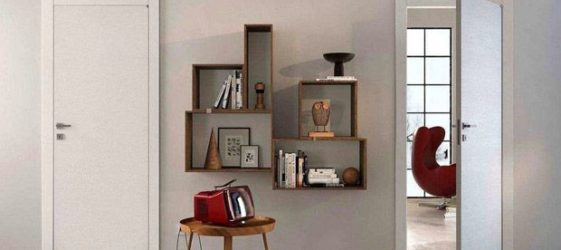 Pintu dalaman berwarna putih di kawasan pedalaman