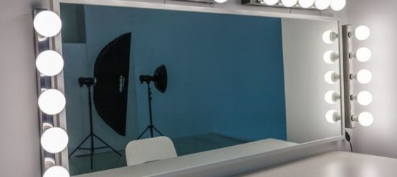 Cermin solek yang diterangi