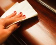 So entfernen Sie Kratzer von Möbeln