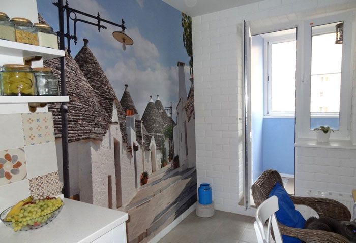 A fresco or wallpaper is another effective way to increase the volume of a beautiful small kitchen