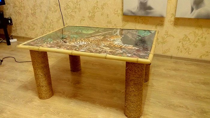 Uma opção econômica para uma bancada leve: pernas feitas de tubos de PVC, coladas com corda ou barbante