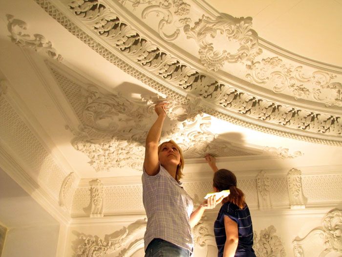 After drying, the glue residues are removed with a fine sandpaper