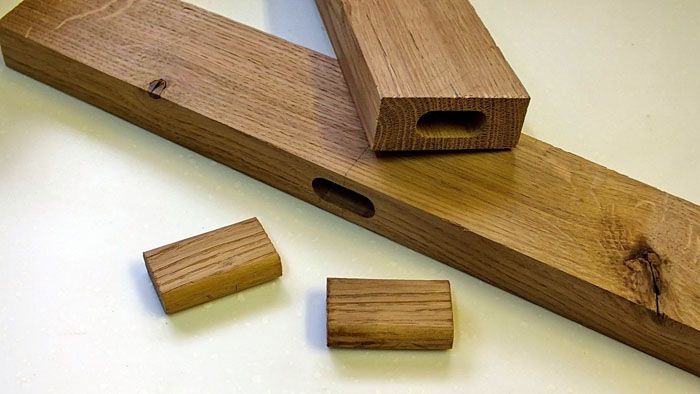 След това в крака на стола се вкарва дървен шип, върху него се поставя ски