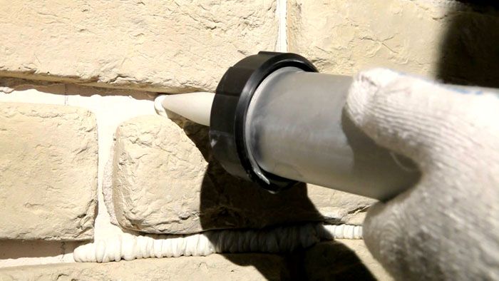 Ако зидарията включва известно разстояние между камъните, тогава използвайте уплътнител