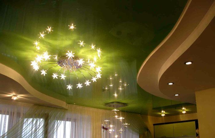 Полилеят сякаш пръска капки светлина