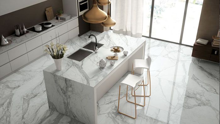 На снимката има гранит от изкуствен камък в декорацията на пода и плотове