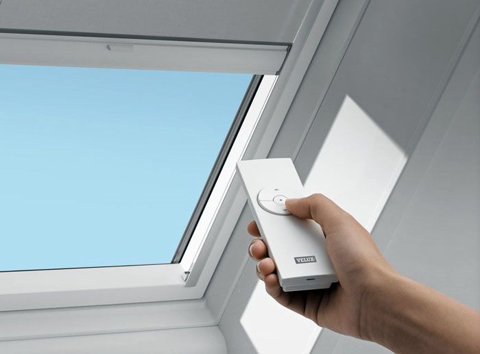 Avec une grande distance par rapport aux ouvertures des fenêtres, la télécommande des rideaux est utile