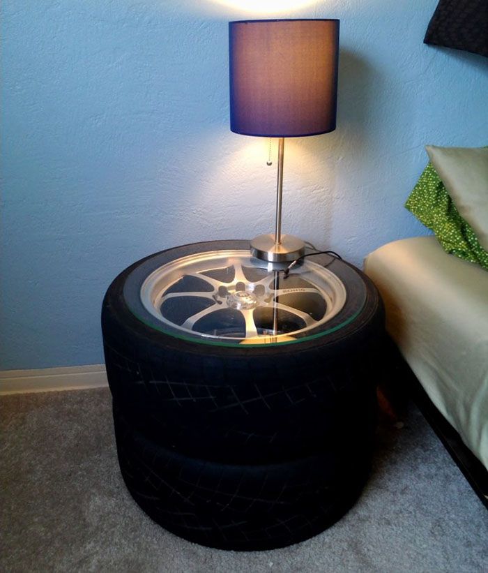 Se as rodas forem deixadas inteiramente, então elas são aparafusadas uma à outra e o vidro é fixado na roda superior