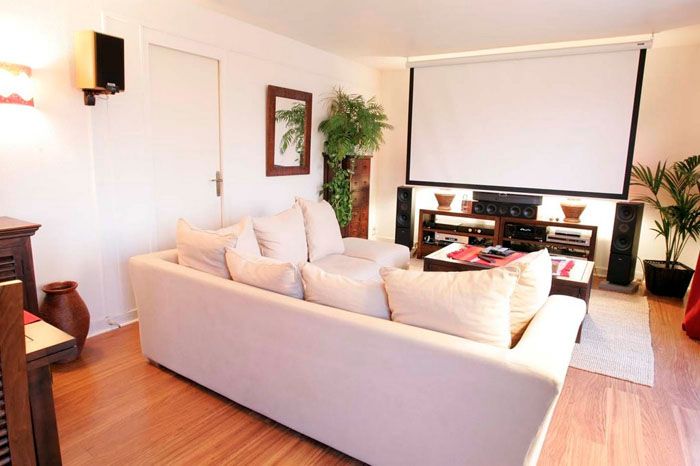 Cinéma maison avec grand écran rétractable, projecteur, système de son surround multicanal