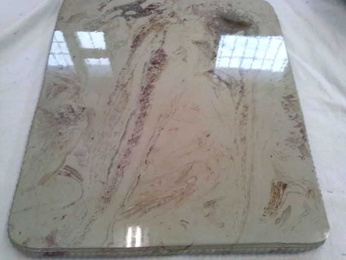 Течният камък се използва като плочки за декорация на плотове, мивки, бар плотове